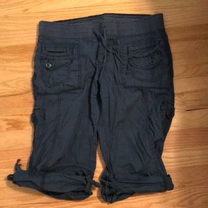 Women’s roll up cargo capris.